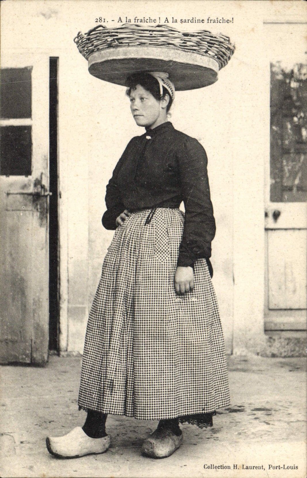 Femme portant un panier sur la tête — A la fraiche ! A la sardine fraiche! — Collection H. Laurent, Port-Louis