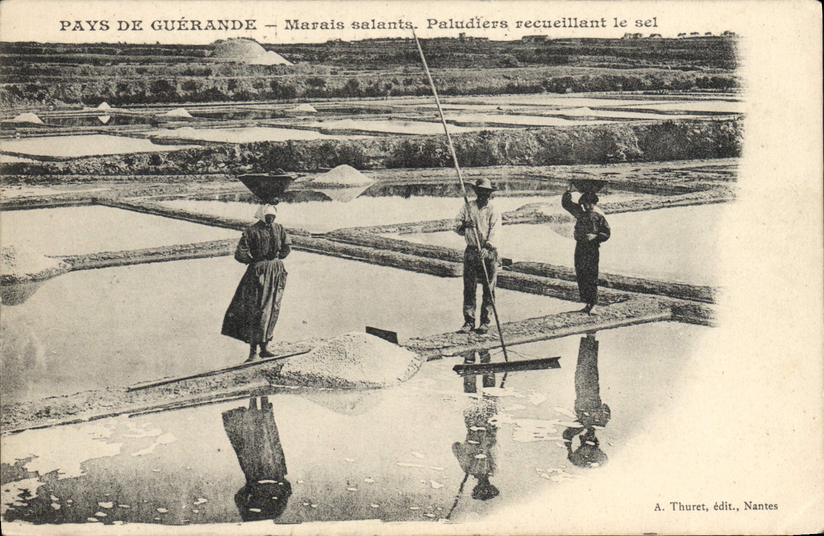 Pays de Guérande — Marais salants. Paludiers recueillant le sel — A. Thuret, édit., Nantes