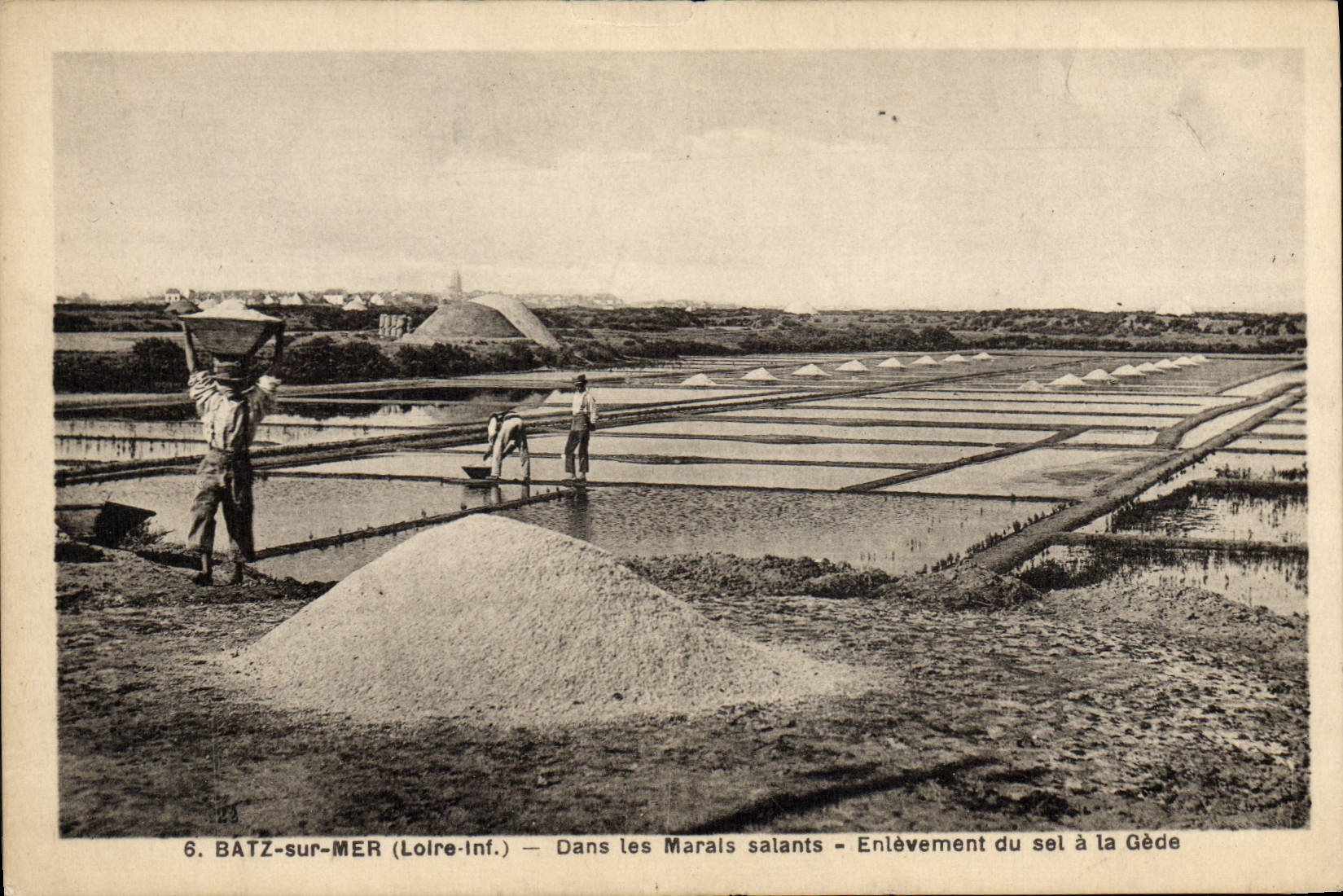 Batz-sur-Mer (Loire-Inf.) — Dans les Marais salants — Enlèvement du sel à la Gède