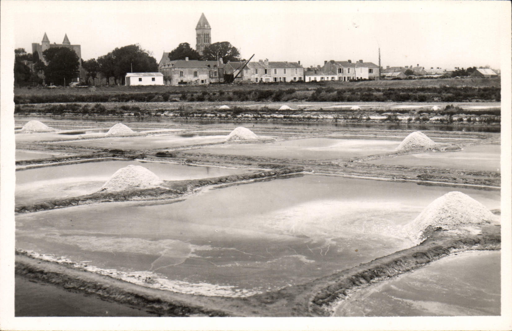 CPA Marais salants a l'arriere plan Le chateau et l'eglise Ile de Noirmoutier