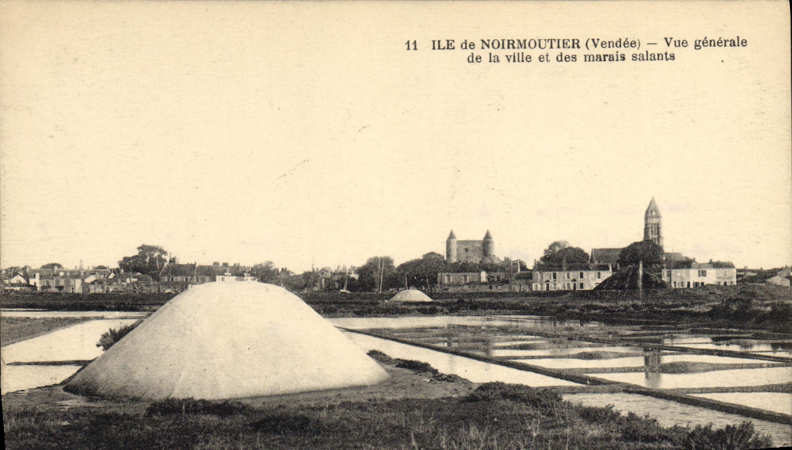 Ile de Noirmoutier (Vendée) — Vue générale de la ville et des marais salants — n°11