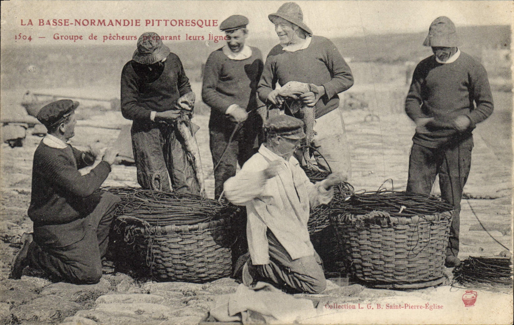 CPA Folklore Normandie Groupe de pecheurs preparant leurs lignes Peche 