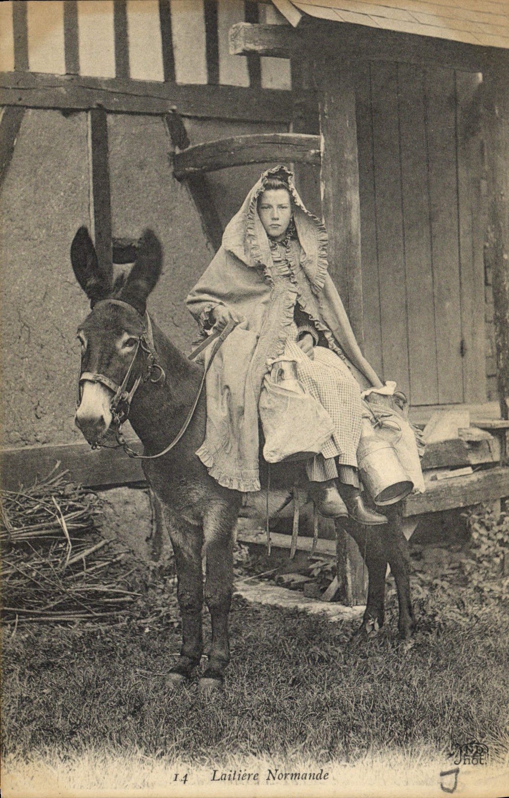 Laitière Normande — jeune fille à cheval sur un âne — J. Hot. n°14