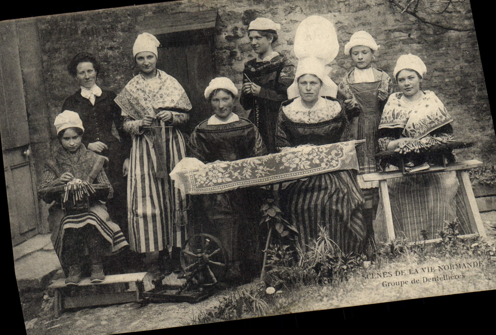 Scènes de la Vie Normande — Groupe de Dentellières — Éditeur non visible
