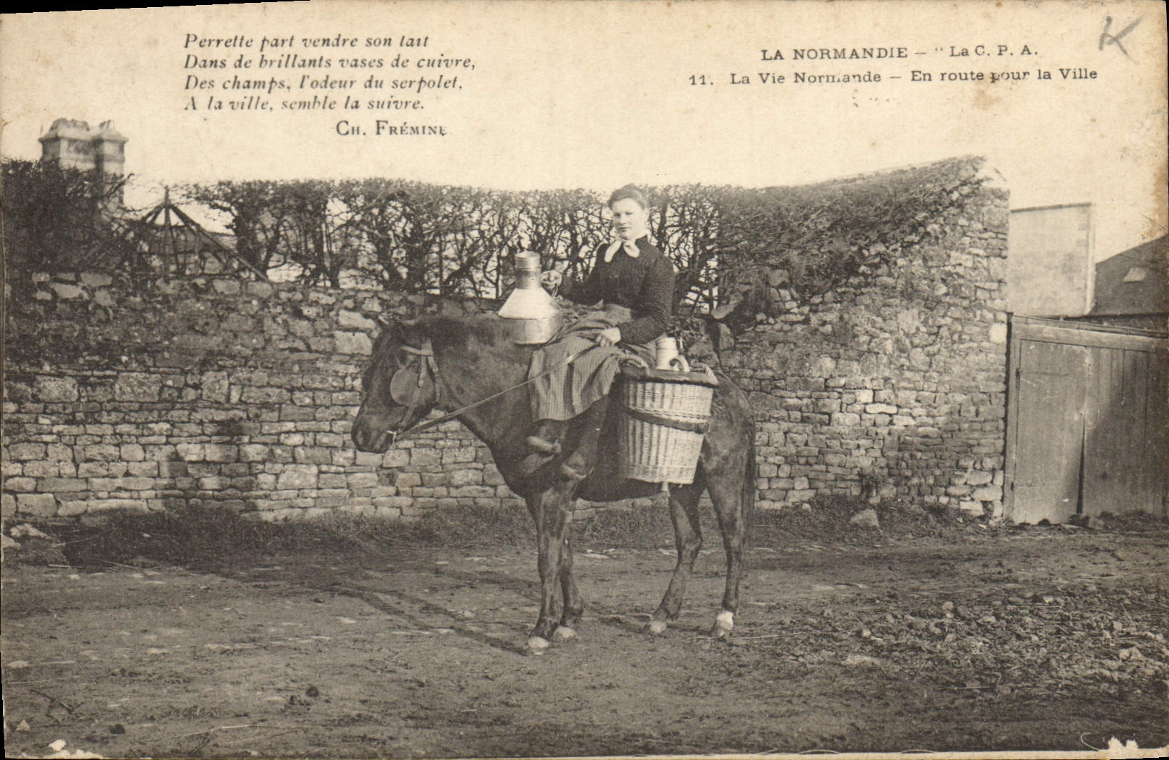 CPA Folklore Normandie La Vie Normande En route pour la ville 