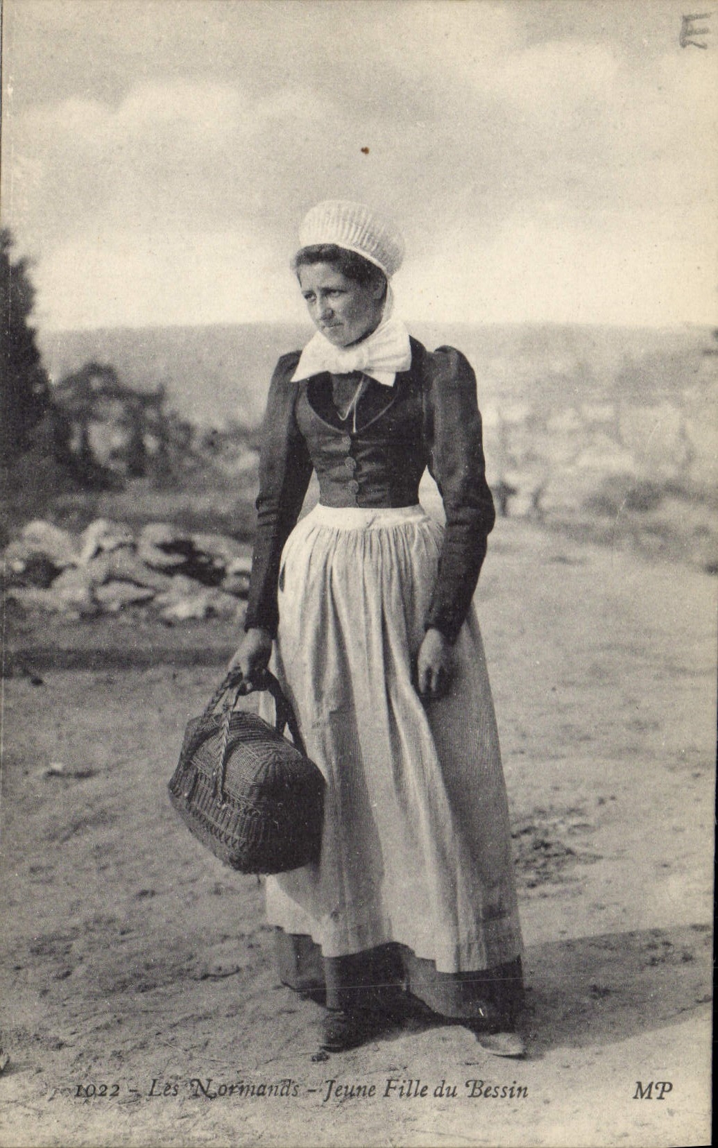 CPA Folklore Les Normands Jeune fille du Bessin 