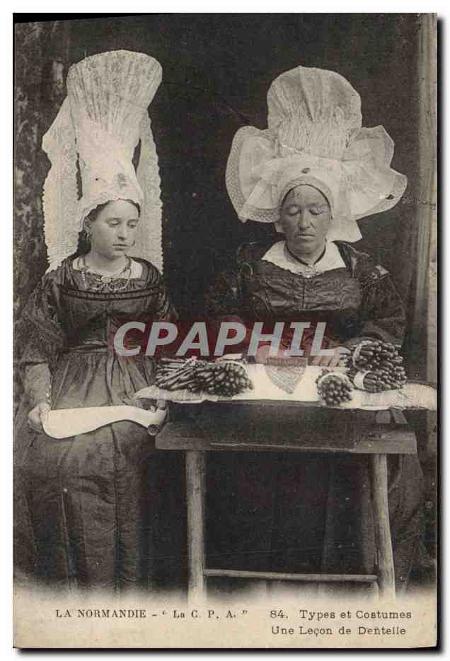 CPA Folklore Normandie Une lecon de dentelle 