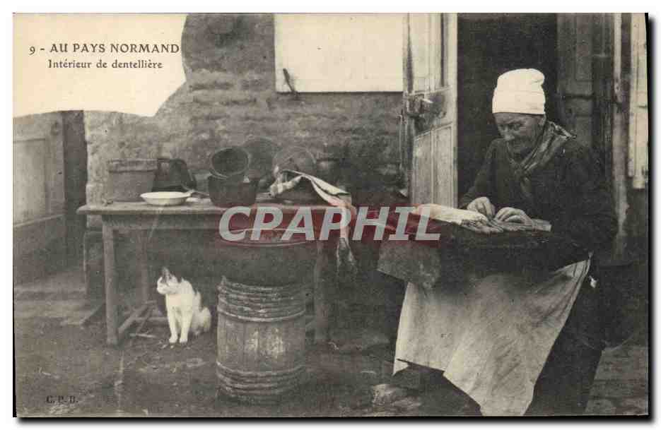 CPA Folklore Normandie Interieur de dentelliere Chat 
