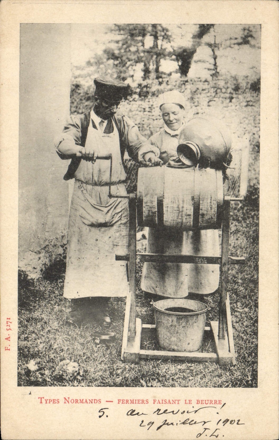 CPA Folklore Types Normands Fermiers faisant le beurre 