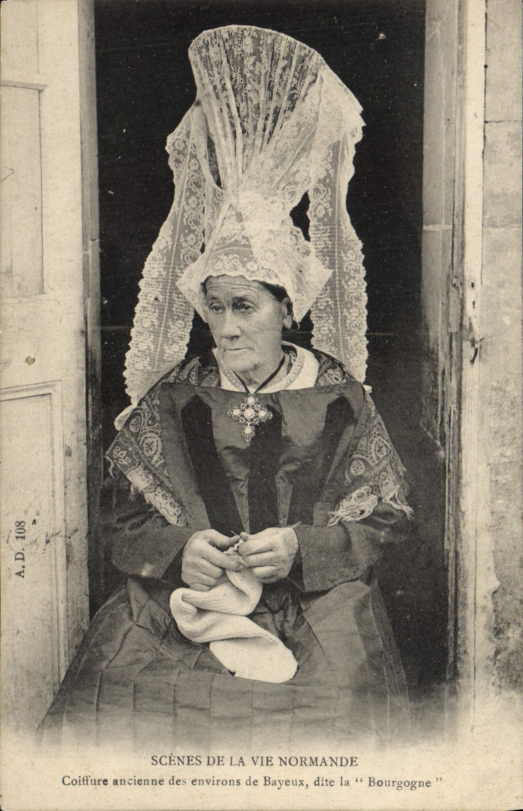 CPA Folklore Normandie Coiffure ancienne des environs de Bayeux dite la Bourgogne 