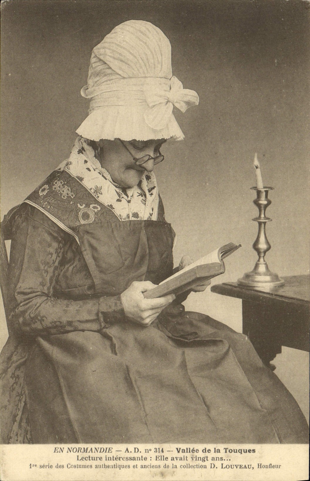 CPA Folklore Normandie Vallee de la Touques Lecture interessante 