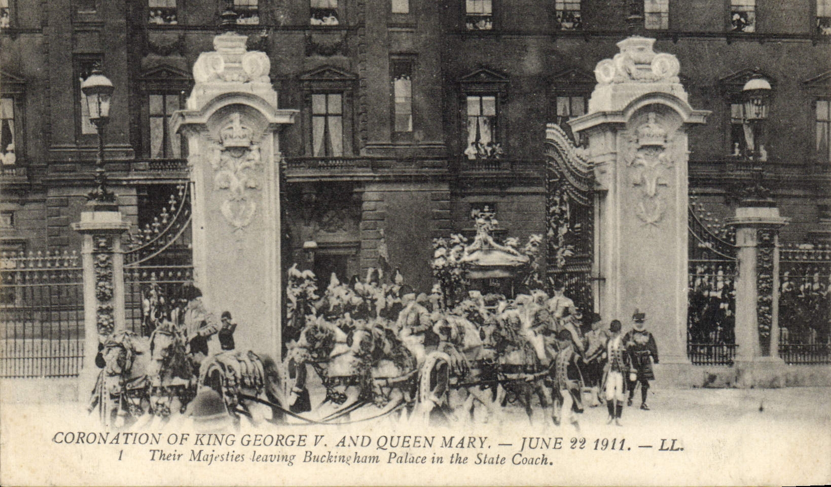 Coronation de George V et Mary — Leurs Majestés quittant le Palais de Buckingham en carrosse d'État — LL