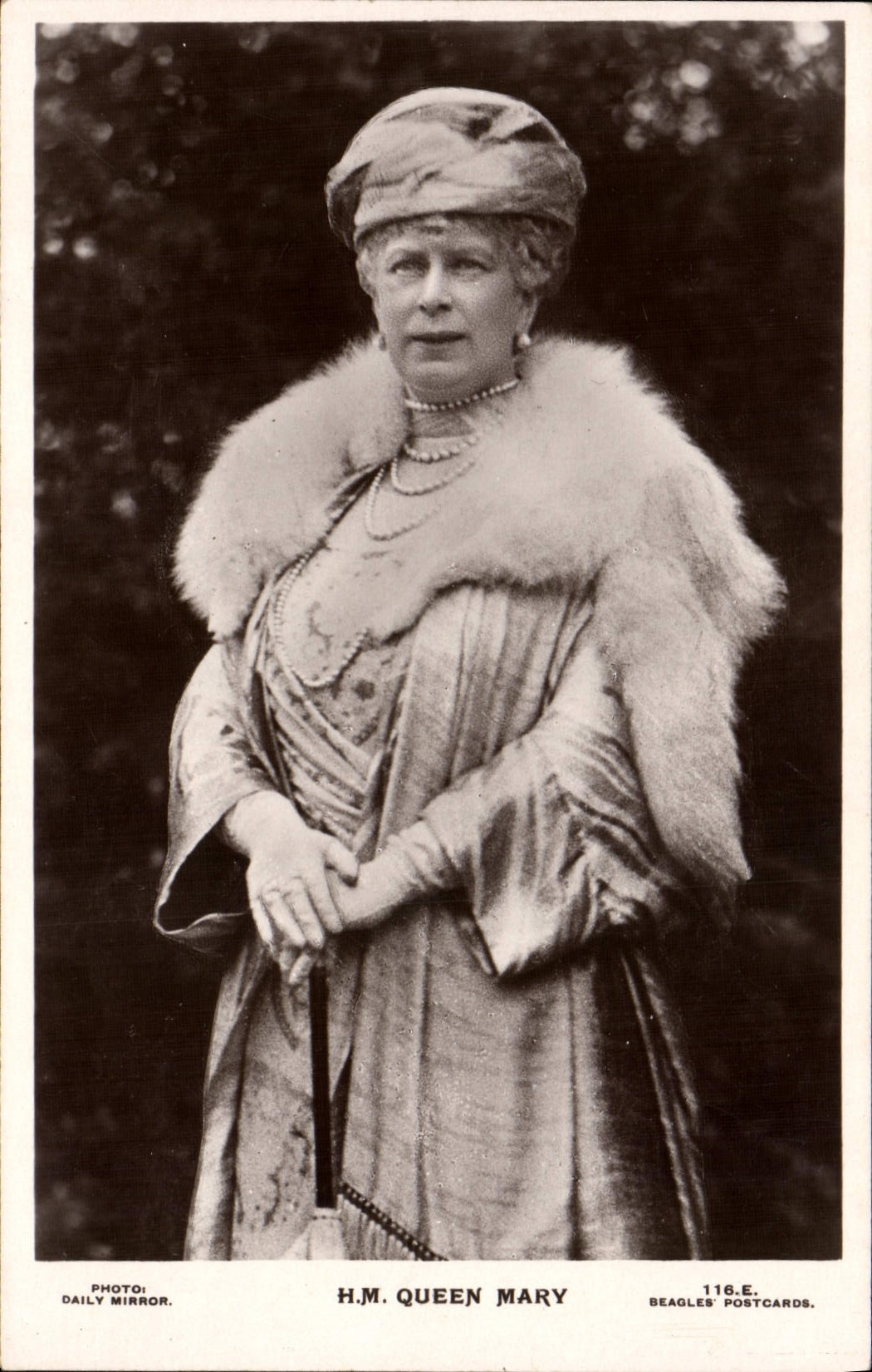 H.M. Queen Mary — en tenue élégante avec fourrure — Beagles' Postcards n°116.E - Anverso