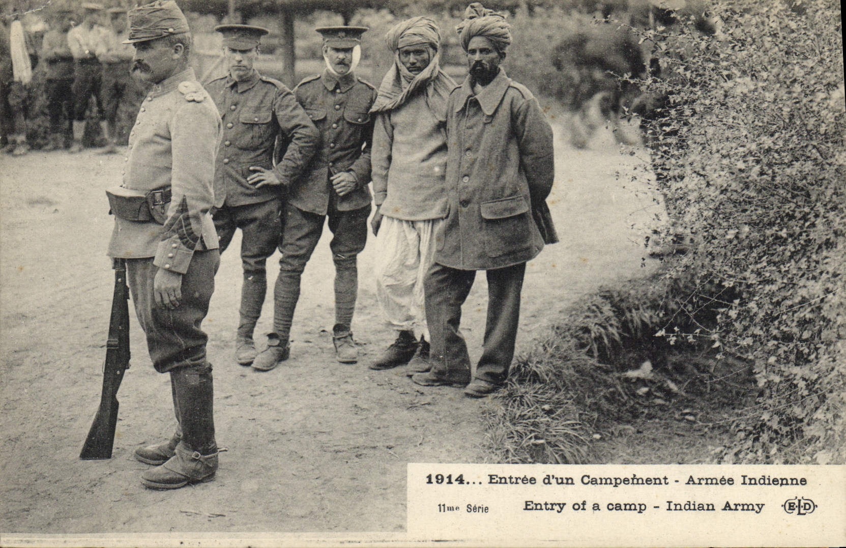 CPA Militaria Entree d'un campement Armee indienne