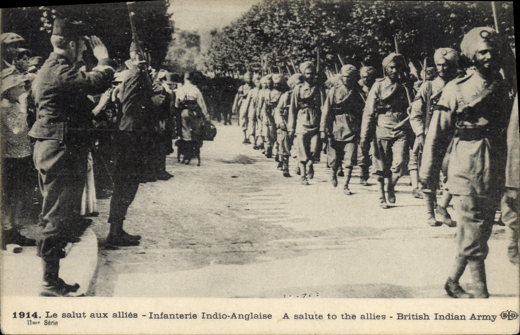 CPA Militaria Le salut aux allies Infanterie Indio Anglaise