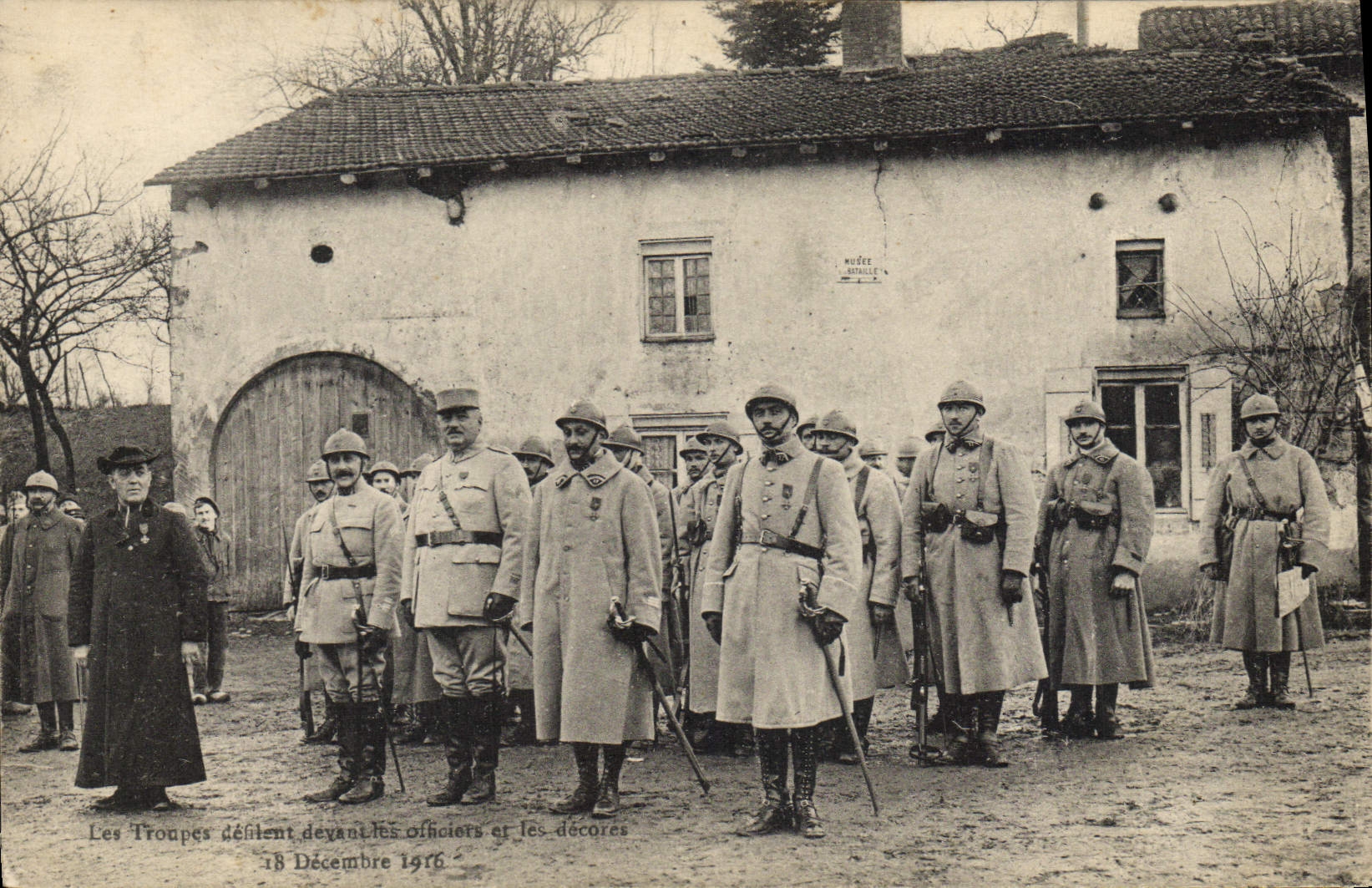 CPA Militaria Les troupes defilent devant les officiers et les decores 18 decembre 1916