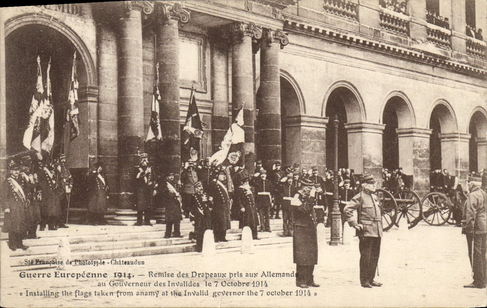 CPA Militaria Remise des drapeaux pris aux Allemands au gouverneur des Invalides 