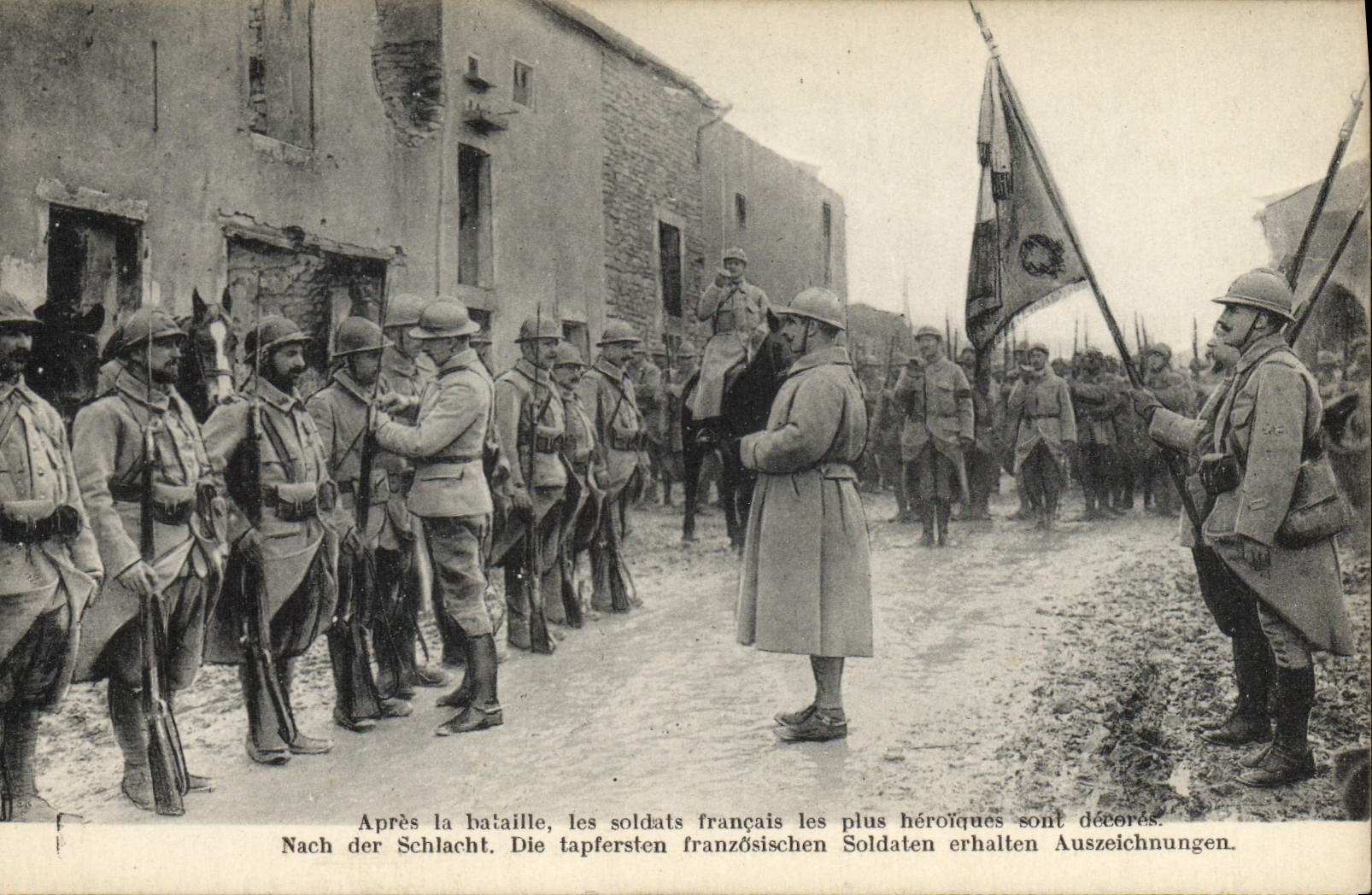 CPA Militaria Apres la bataille les soldats francais 