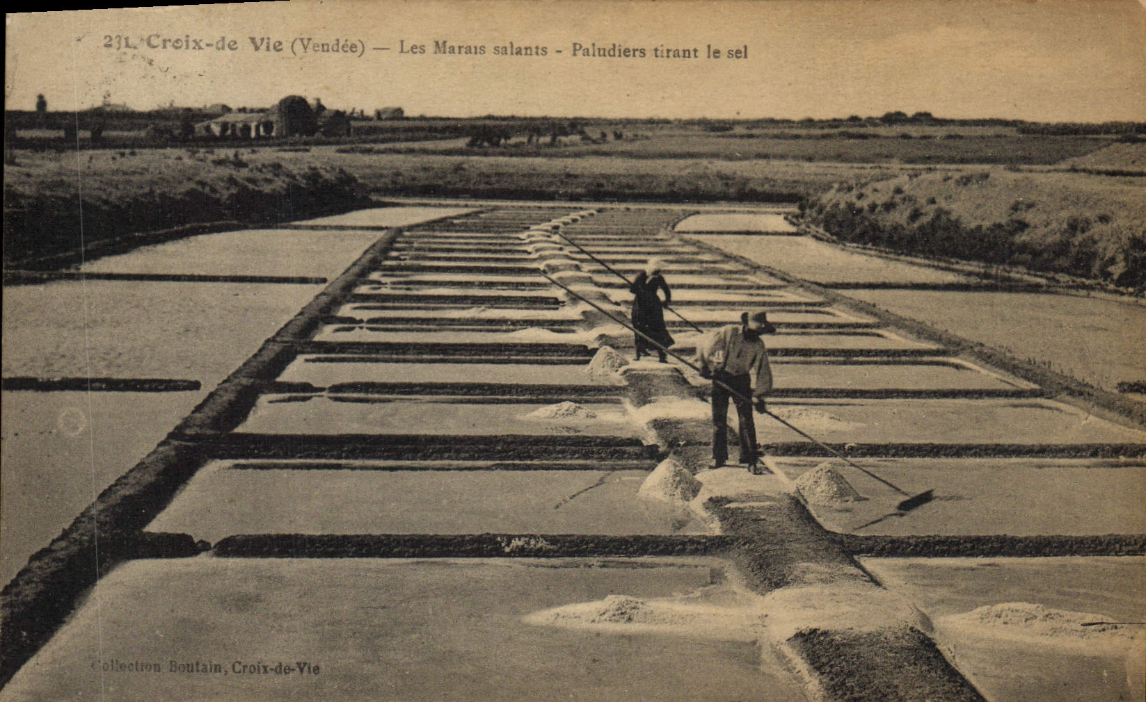 Croix-de-Vie (Vendée) — Les Marais salants — Paludiers tirant le sel — Collection Boutain