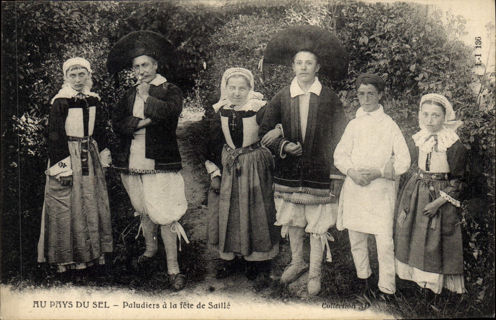 Paludiers à la fête de Saillé — AU PAYS DU SEL — Collection AP — n° 136
