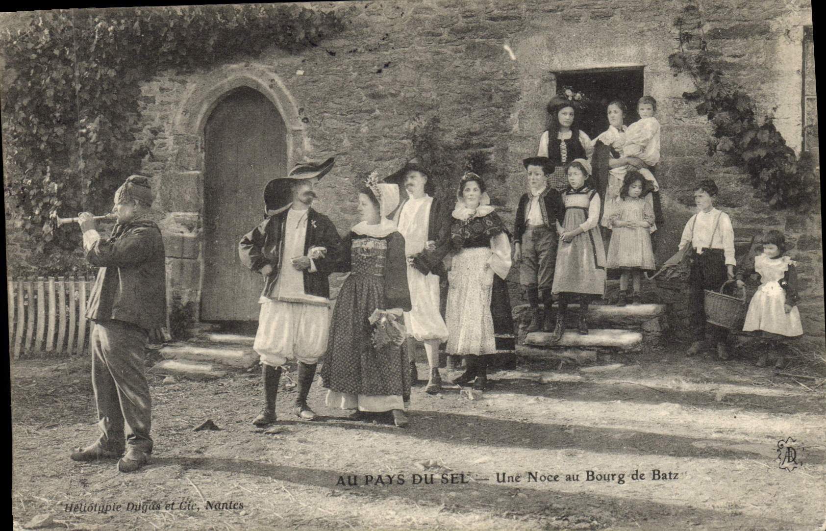 AU PAYS DU SEL — Une Noce au Bourg de Batz — Héliotypie Dugas et Cie, Nantes