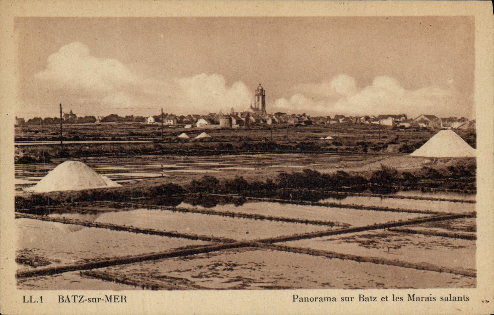 CPA Folklore Marais salants Batz sur Mer Panorama sur Batz et les marais salants