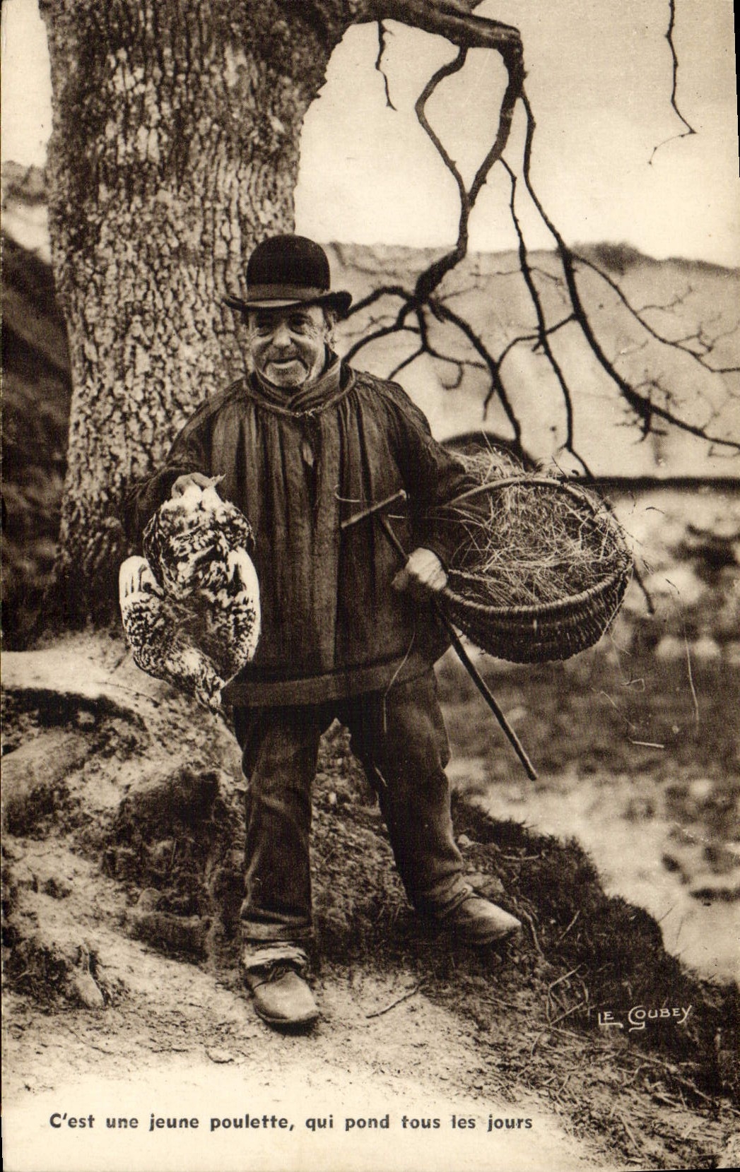 CPA Folklore C'est une jeune poulette qui pond tous les jours