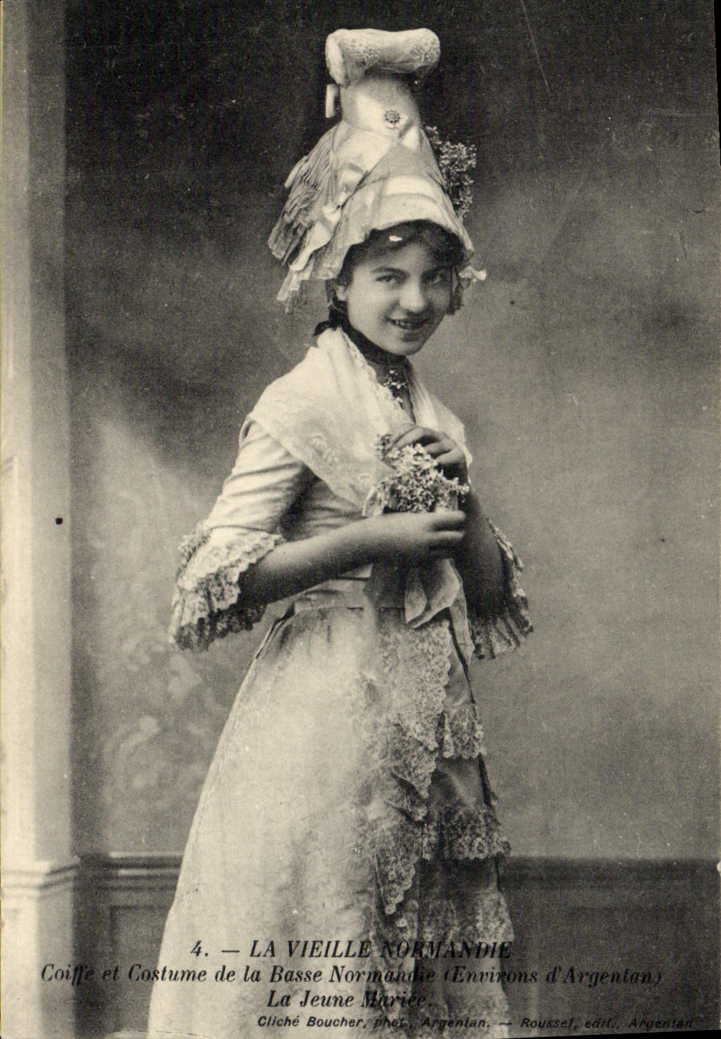 CPA Folklore Normandie Costumes Environs d'Argentan La jeune mariee Mariage 