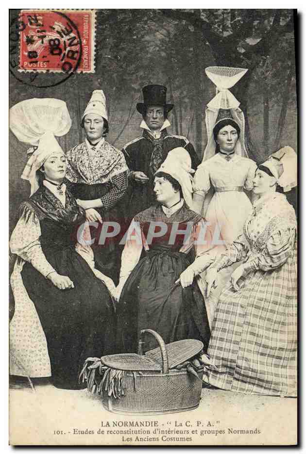 CPA Folklore Normandie Etudes de reconstitution d'interieurs et groupes Normands Les anciens costumes