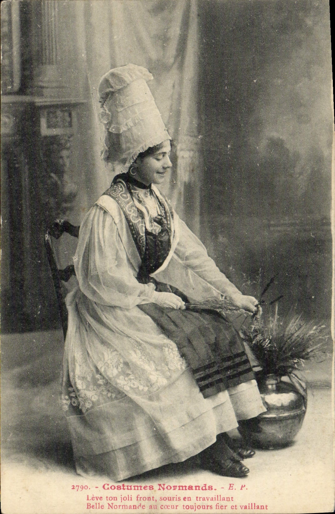 CPA Folklore Costumes Normands 