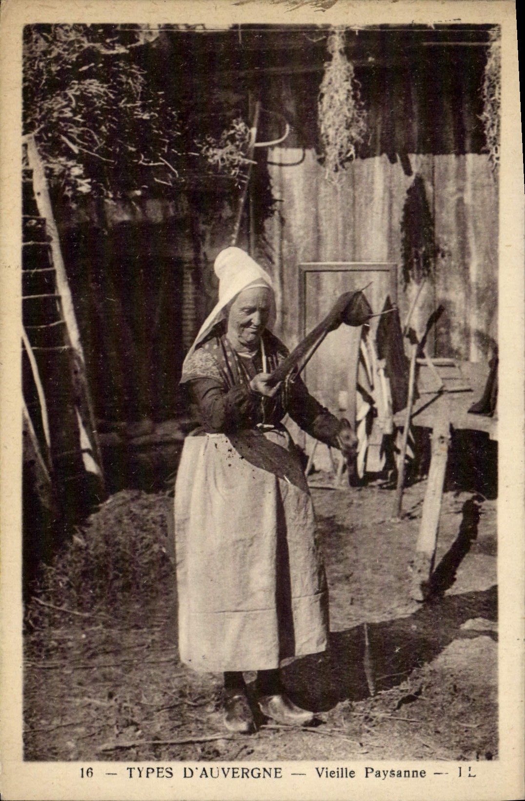 CPA Folklore Auvergne Vieille paysanne