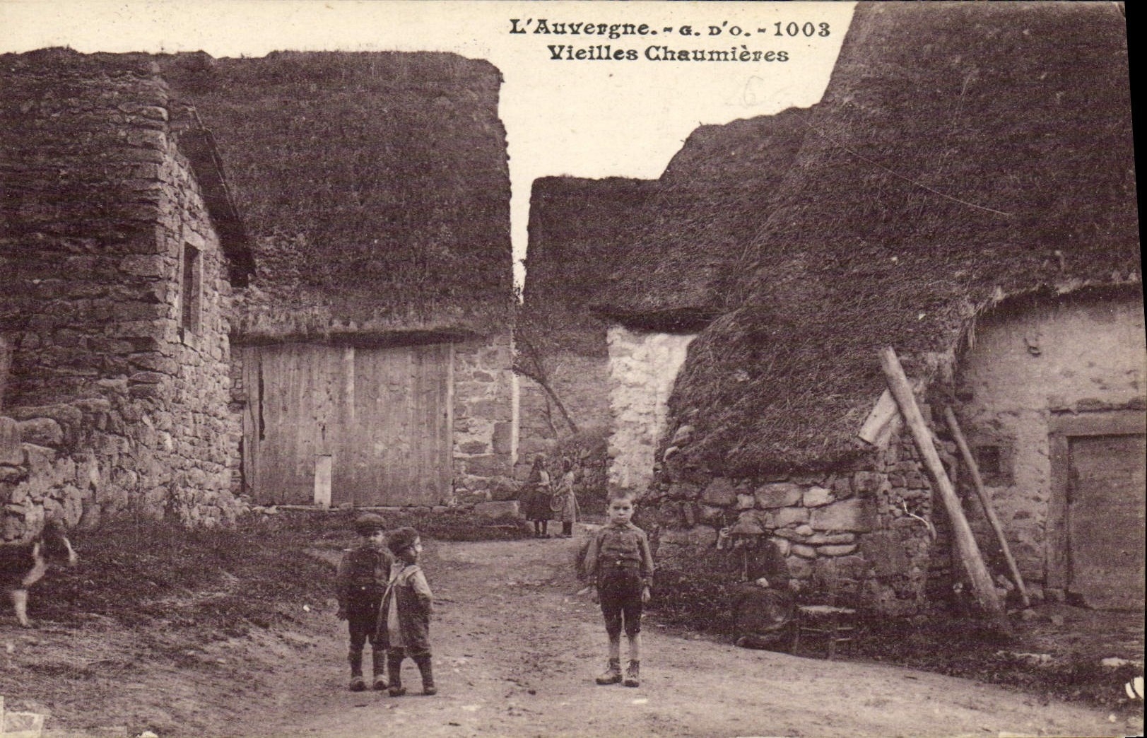 CPA Folklore Auvergne Vieilles chaumieres
