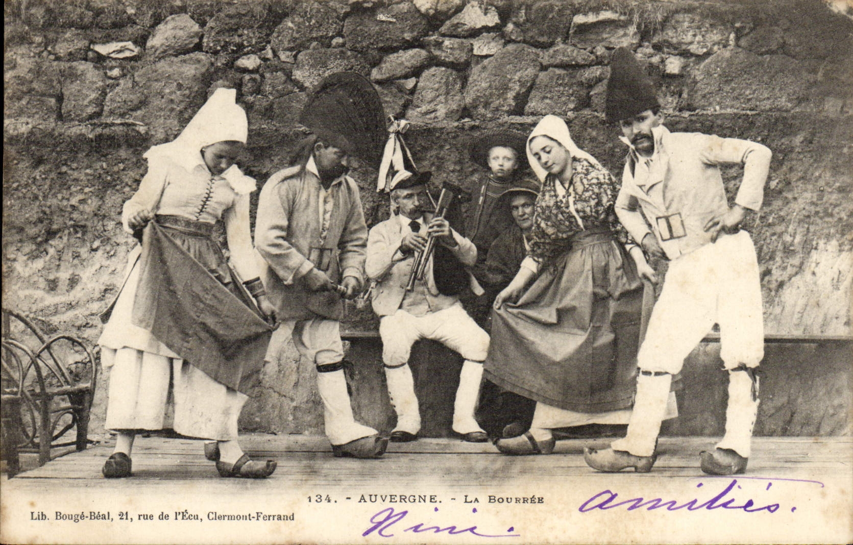 CPA Folklore Auvergne La Montagnarde La bourree