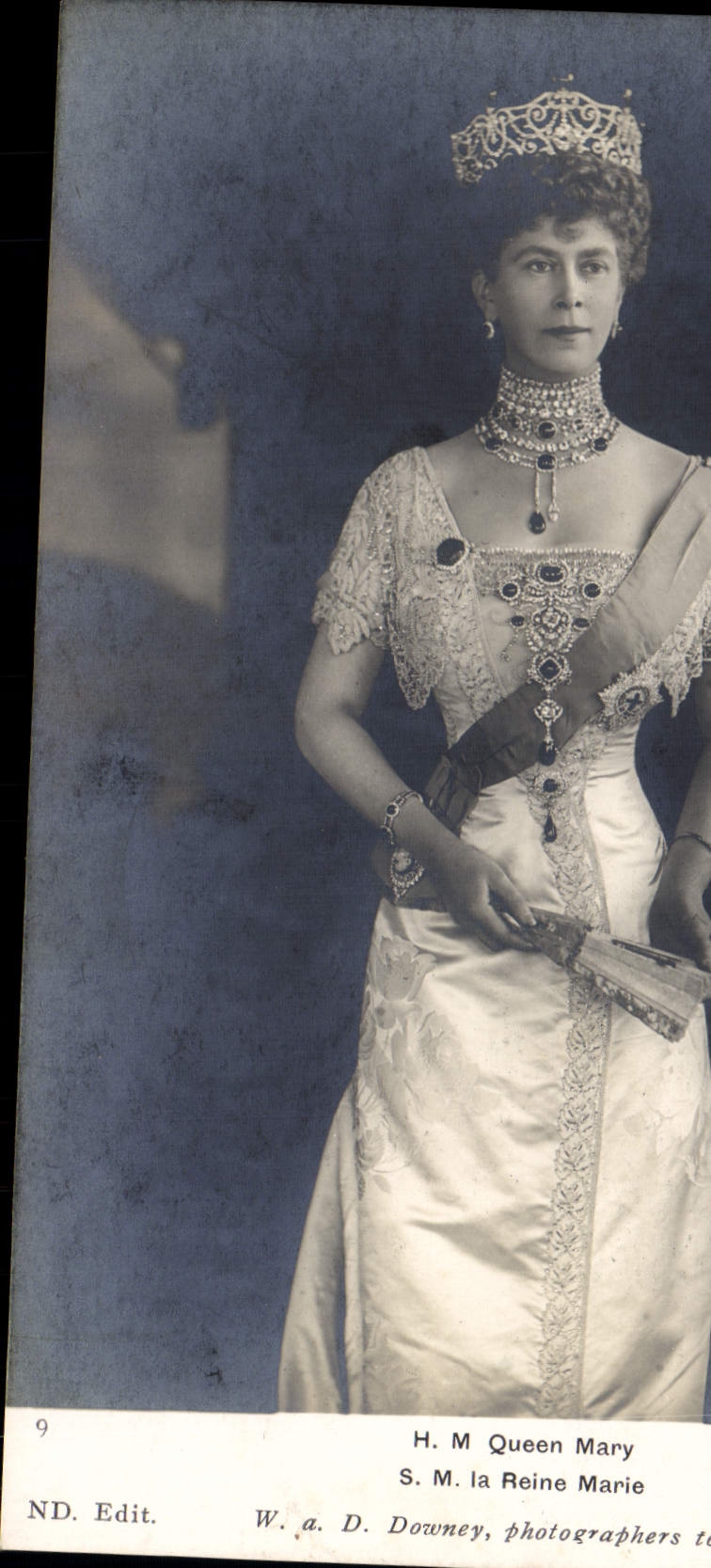 Reine Marie — Portrait en costume royal — W. a. D. Downey, photographe