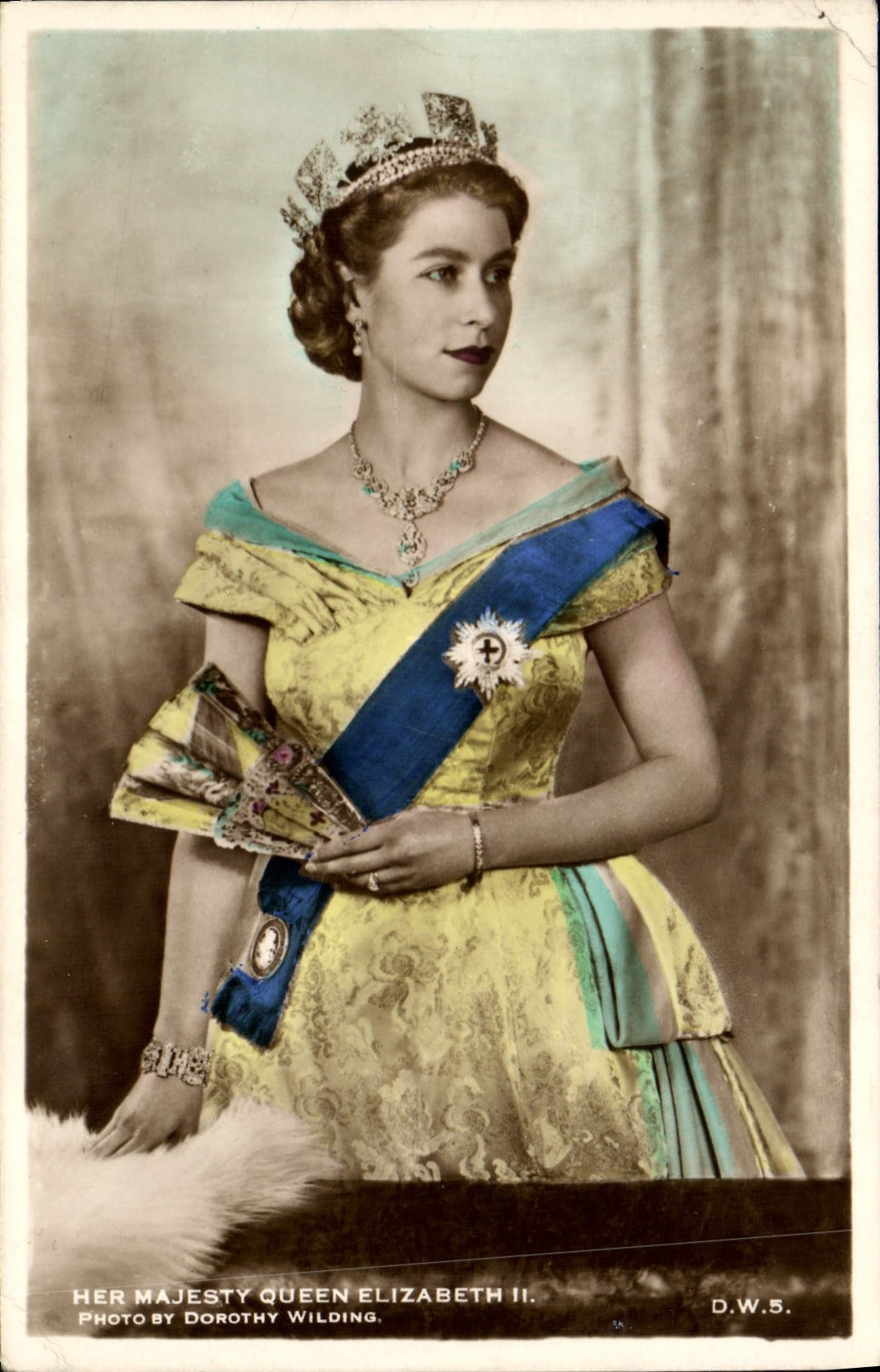 Queen Elizabeth II — Portrait officiel — Photo par Dorothy Wilding, D.W.S.