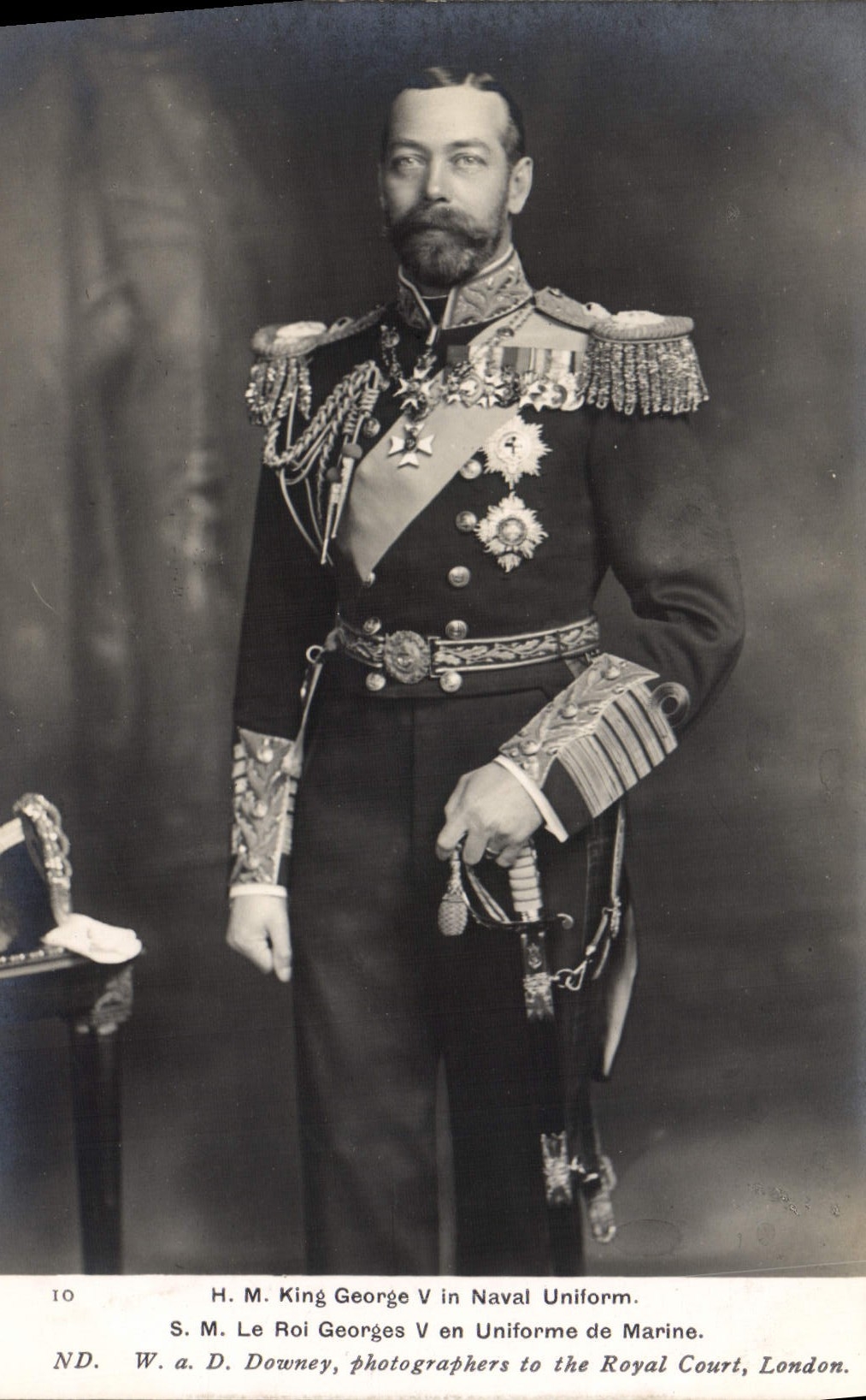 Le Roi George V en Uniforme de Marine — photographie officielle — W. a. D. Downey, London