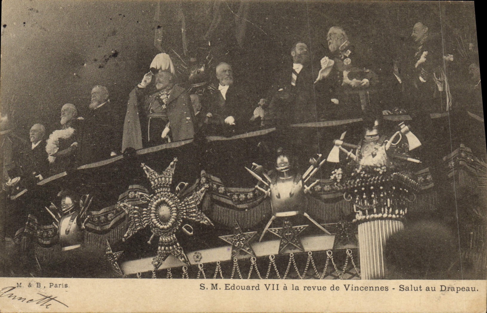 S.M. Edouard VII à la revue de Vincennes - Salut au Drapeau — M. & B, Paris