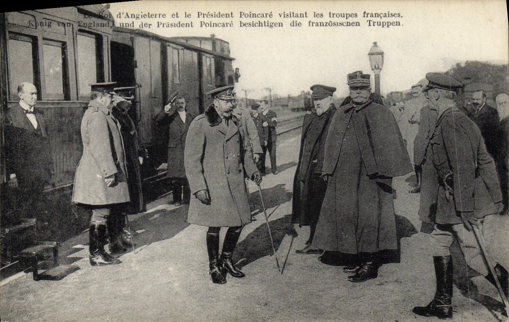 Le Roi d'Angleterre et le Président Poincaré visitant les troupes françaises — CPA CPAPHIL n° 12345
