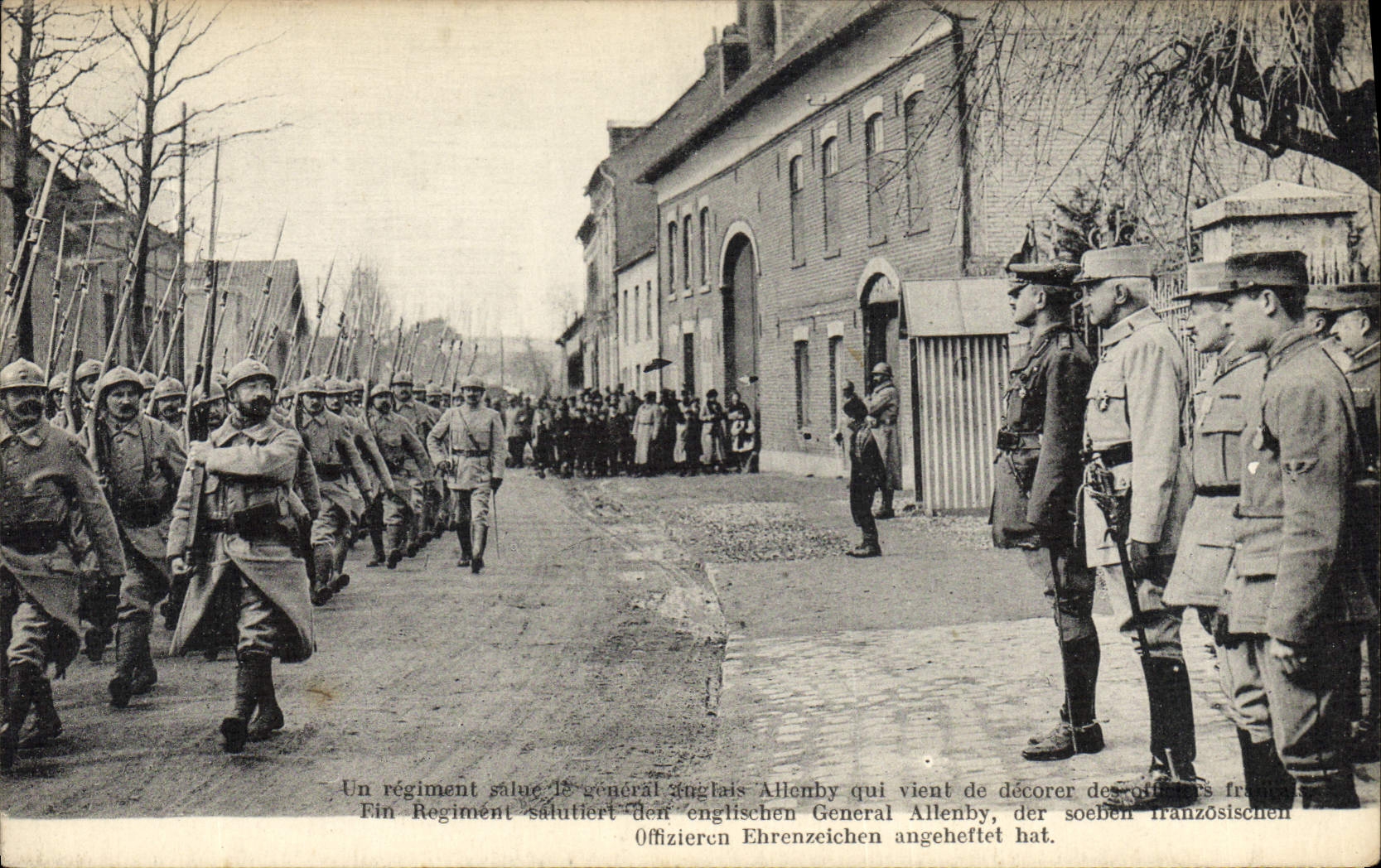 Un régiment saluant le général anglais Allenby — décoré des officiers français — éditeur non identifié, n° de série non visible