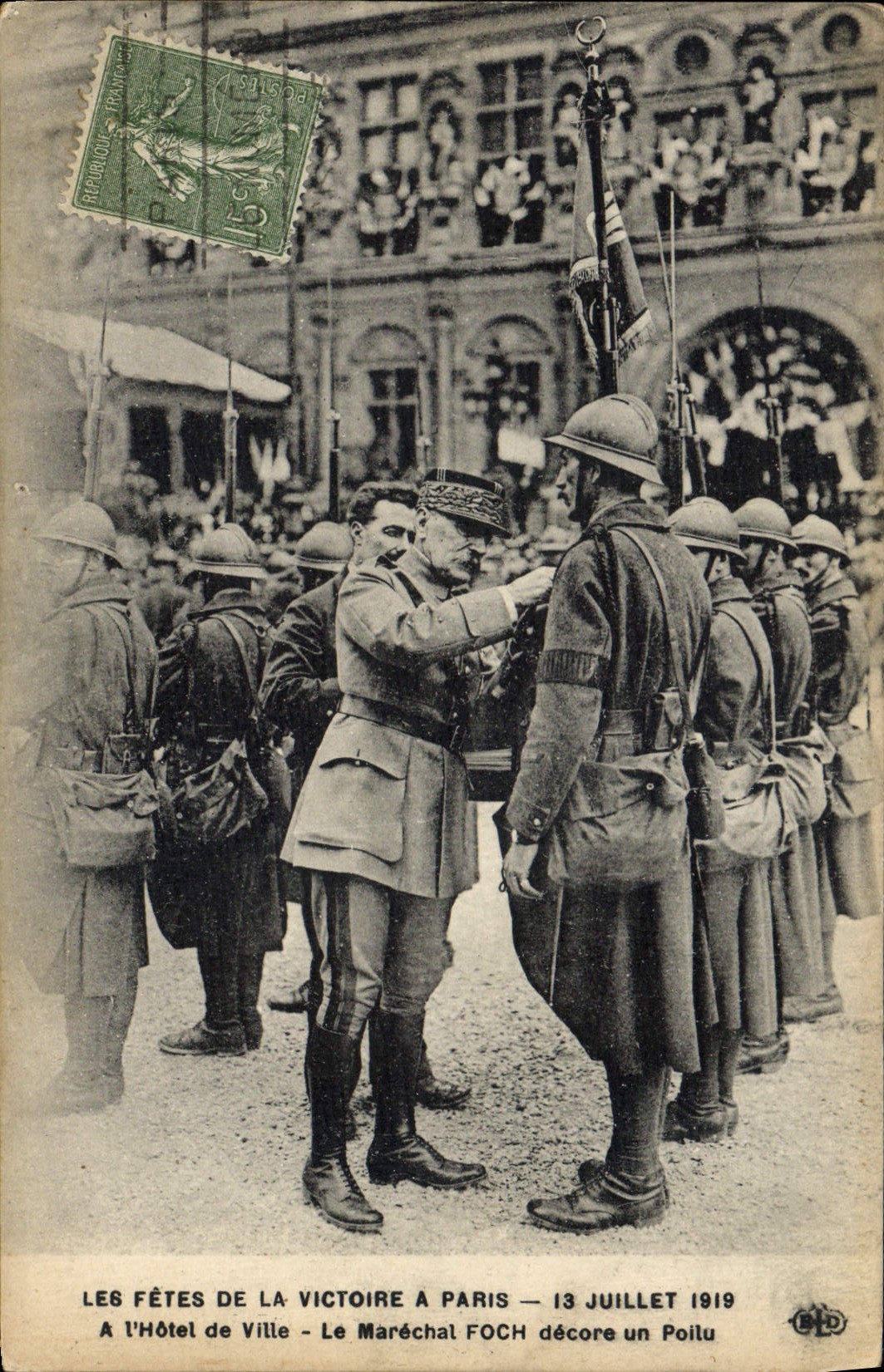 Les Fêtes de la Victoire à Paris — 13 juillet 1919 — Le Maréchal Foch décore un Poilu — éditeur B.D.