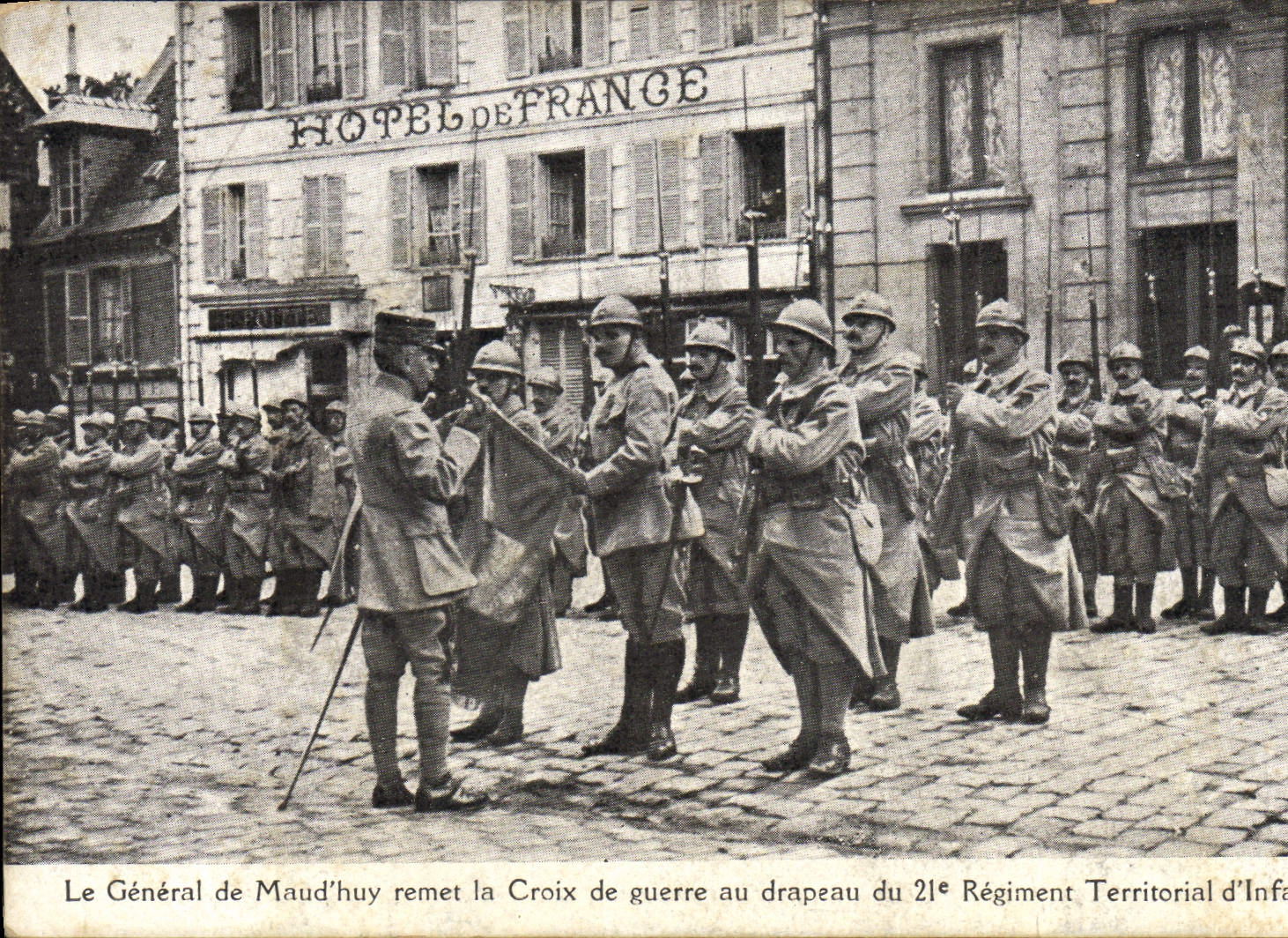 CPA Medaille Le general de Maud'huy remet la croix de guerre au drapeau du 21eme regiment Territorial d'infanterie