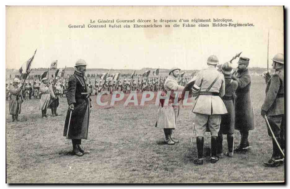 Le Général Gouraud décore le drapeau d'un régiment héroïque — édition multilingue