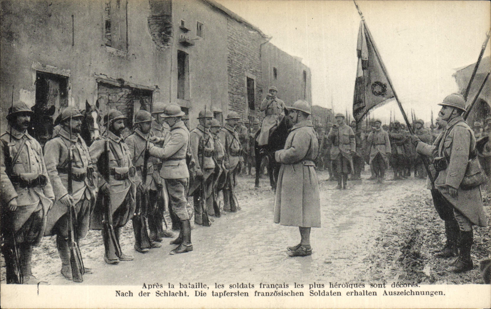 CPA Medaille Apres la bataille les soldats francais Militaria