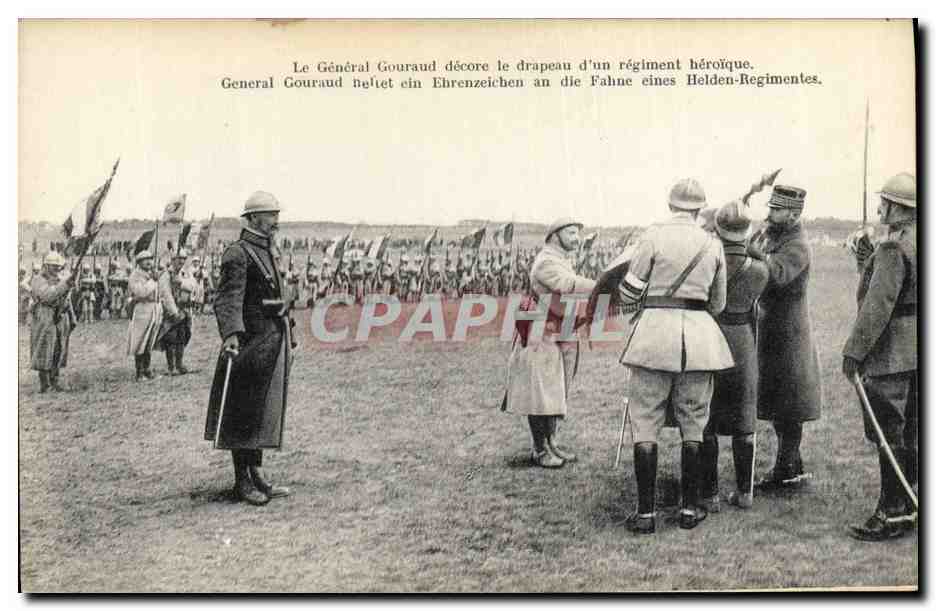 Le Général Gouraud décore le drapeau d'un régiment héroïque — édition multilingue