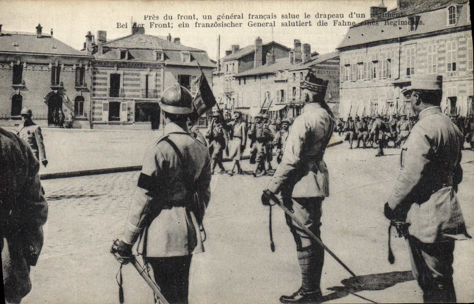 Près du front, un général français salue le drapeau d'un régiment — texte bilingue français/allemand — éditeur non identifié