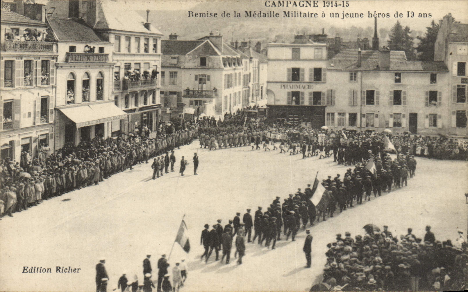 Remise de la Médaille Militaire à un jeune héros de 19 ans — Campagne 1914-15 — Edition Richer