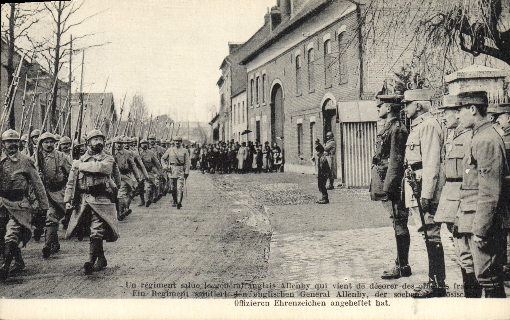 Regiment saluant le général anglais Allenby — scène militaire — éditeur non identifié, n° de série non visible