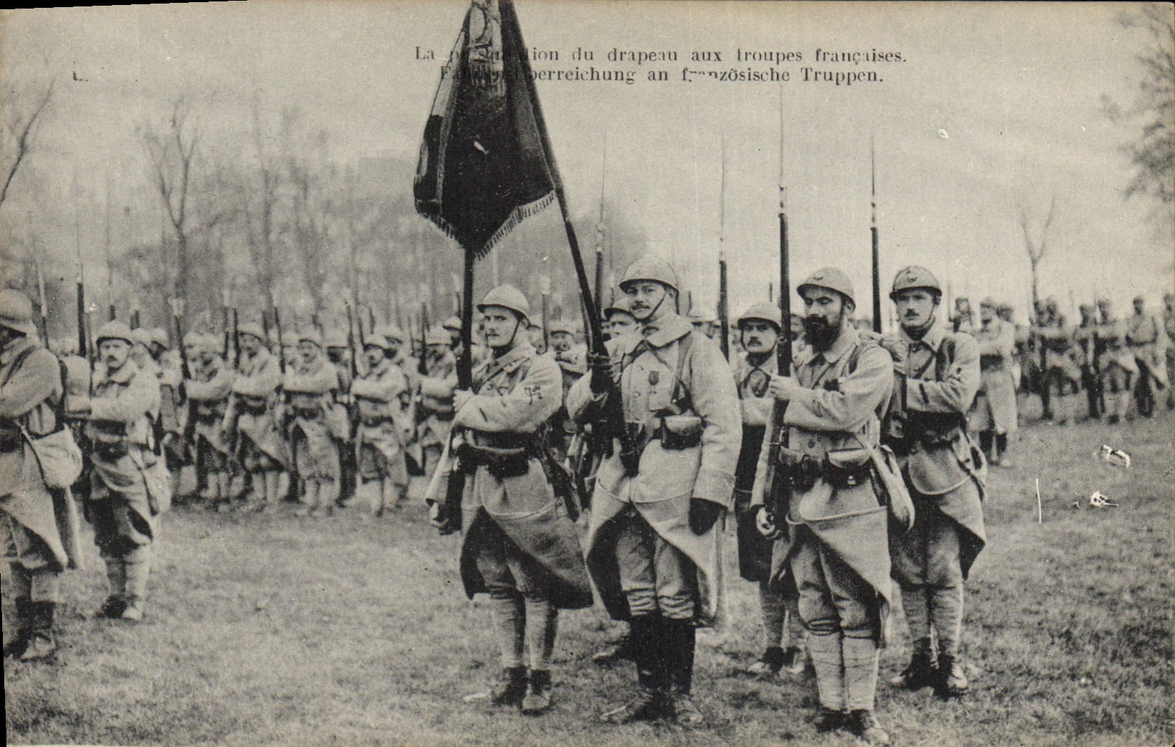 Présentation du drapeau aux troupes françaises — Éditeur CPAPHIL, n° III