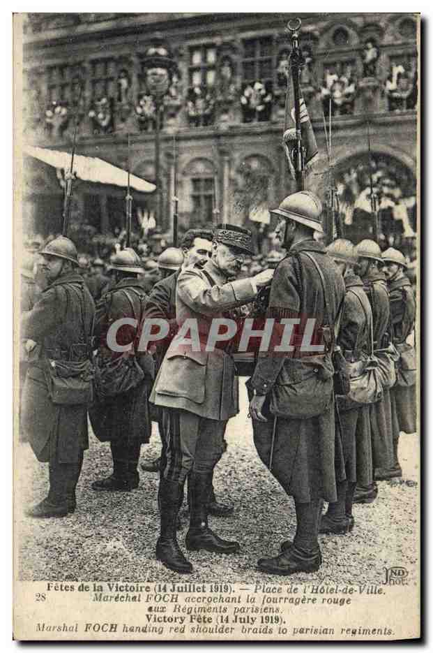 Fêtes de la Victoire (14 Juillet 1919) — Marshal FOCH accrochant la fourragère rouge aux Régiments parisiens — JND, n°28