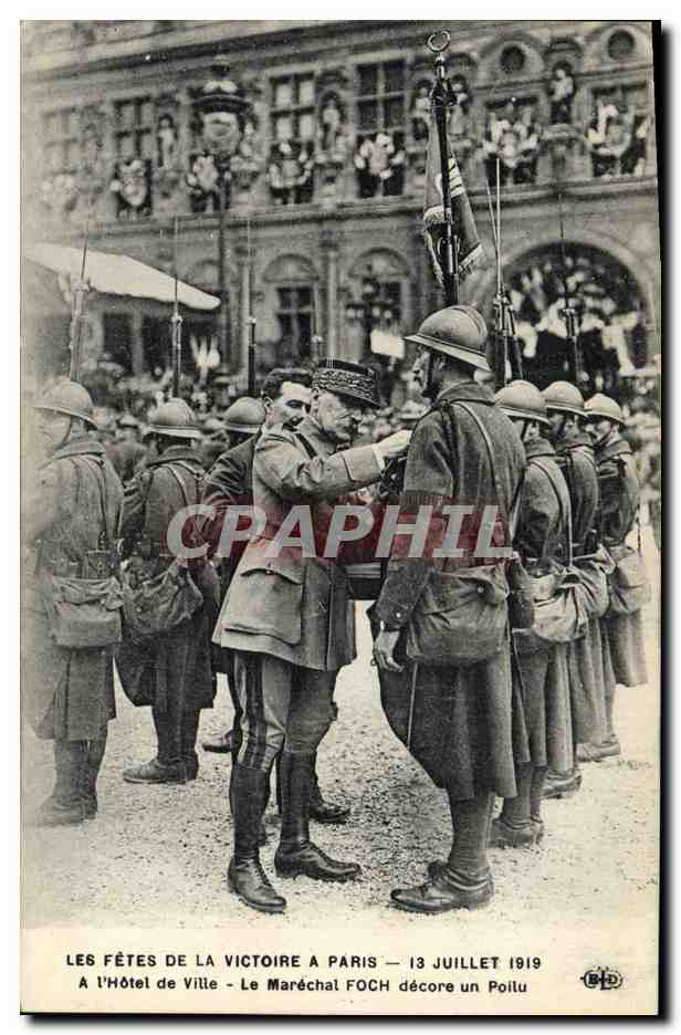 Les Fêtes de la Victoire à Paris — 13 juillet 1919 — Le Maréchal Foch décore un Poilu — Imp. Le Deley, Paris